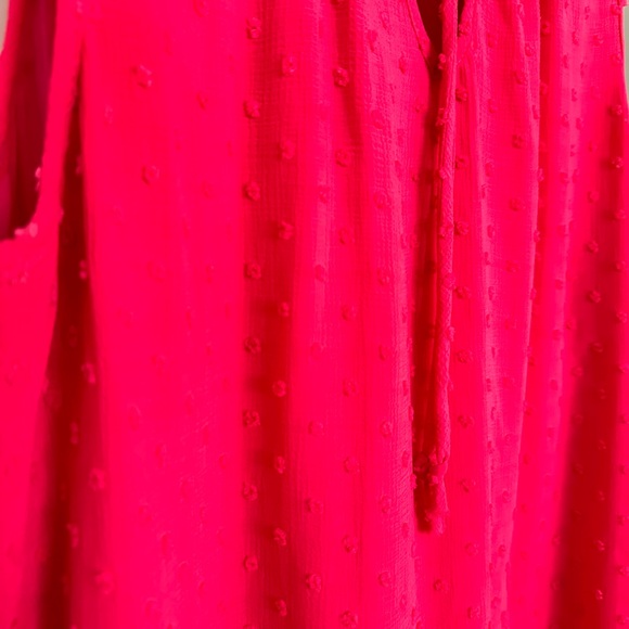 Pink sleeveless blouse with tie neck. Textured fabric. - Picture 2 of 3